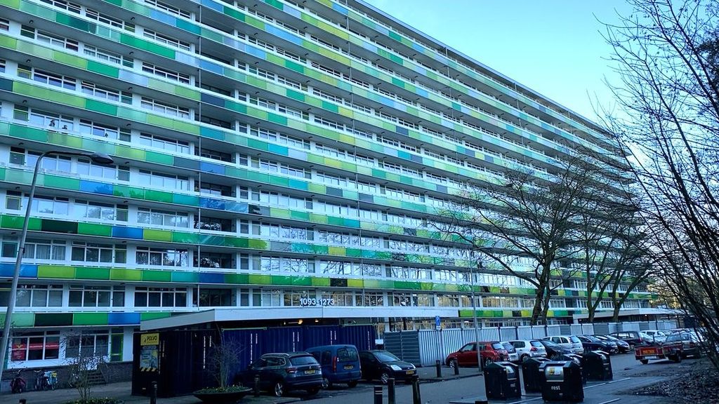 'Loop langs de muur, verplaats plantenbakken'