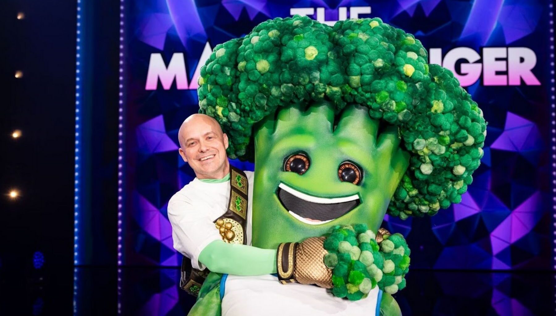 'Ik eet nooit meer broccoli': bekende comedian ontmaskerd als Broccoli in 'The Masked Singer' - TVvisie