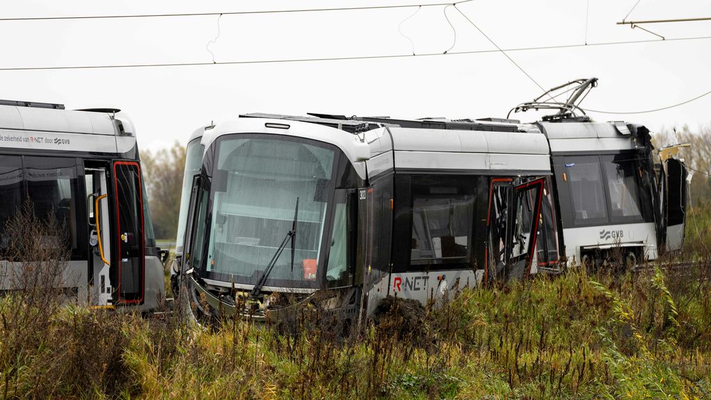 Ravage in Uithoorn nadat tram en auto op elkaar botsen