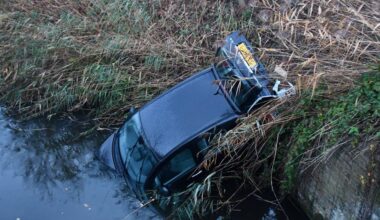 Auto belandt in sloot in Zeeland, man aangehouden op verdenking van mishandeling