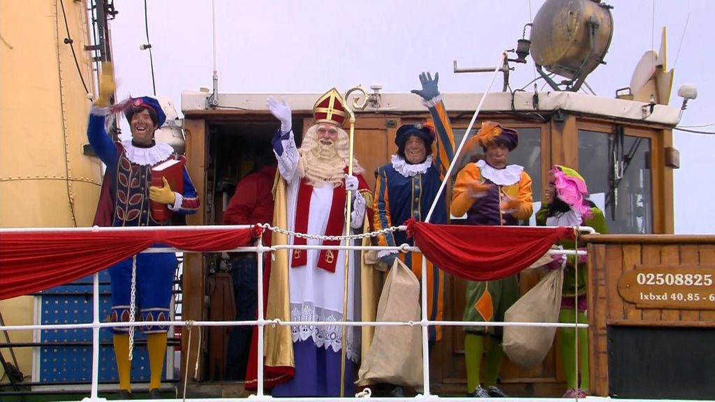 Sinterklaas en pieten komen aan op Texel, ondanks 'kapotte vuurtorenlamp'