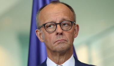 Bondskanselier Merz roept Oekraïense mannen op om Oekraïne te verdedigen en verlaagt hun uitkering in Duitsland