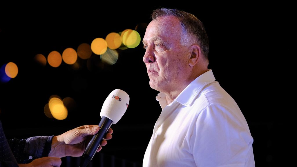 Bondscoach Dick Advocaat niet bij WK kwalificatiewedstrijd Curaçao
