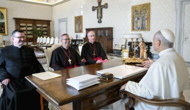 Paus geeft eeuwenoude Inuit-kajak terug aan inheemse bevolking Canada