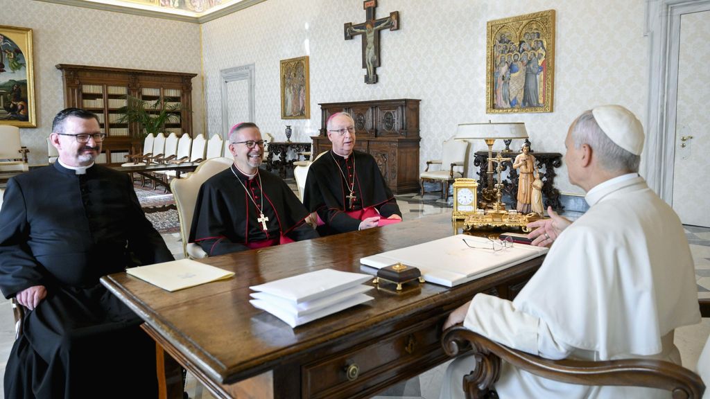 Paus geeft eeuwenoude Inuit-kajak terug aan inheemse bevolking Canada