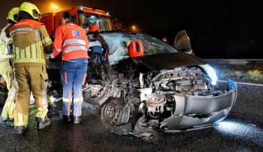 Auto botst op brandweerauto na botsing, A58 afgesloten bij Tilburg