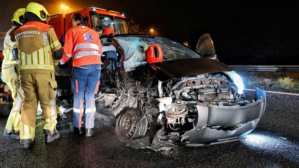 Auto botst op brandweerauto na botsing, A58 afgesloten bij Tilburg