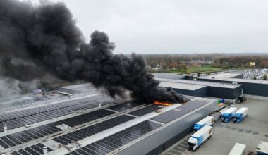 Grote brand op industrieterrein in Barneveld, A30 in beide richtingen dicht