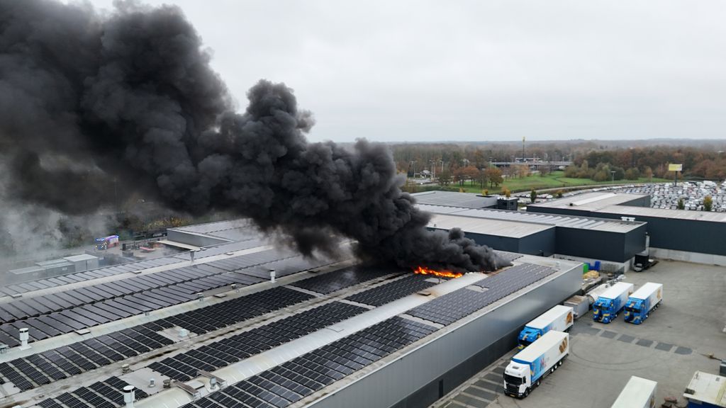 Grote brand op industrieterrein in Barneveld, A30 in beide richtingen dicht