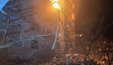 Drie doden en tien gewonden bij luchtaanval op Oekraïense stad