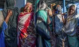Soedanezen laten zich registreren als vluchteling in een VN-kamp in het naburige Tsjaad.