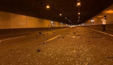 Te hoog voertuig rijdt plafond tunnel Rotterdam kapot, bestuurder doorgereden