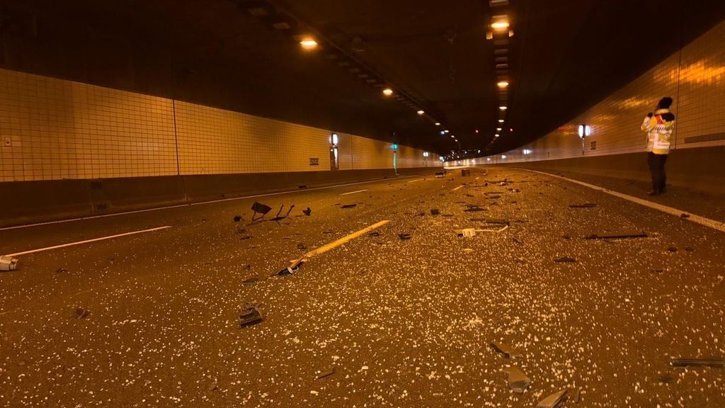 Te hoog voertuig rijdt plafond tunnel Rotterdam kapot, bestuurder doorgereden