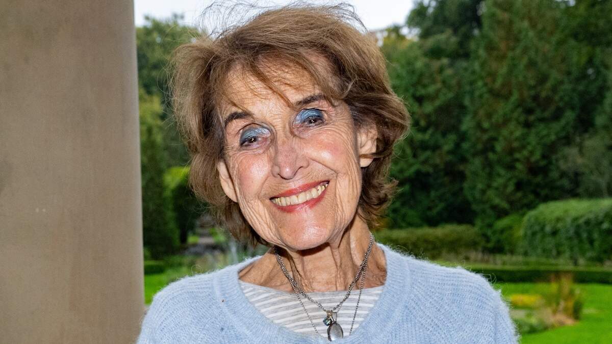 Na een kort ziekbed is zondagavond in Den Haag de schrijfster Yvonne Keuls (93) overleden.