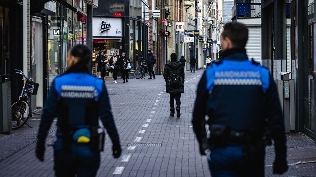 Kabinet stelt invoering hoofddoekverbod bij boa's uit