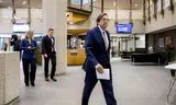 Informateur Hans Wijers (D66) vertrekt na een gesprek met D66 en CDA over de kabinetsformatie.