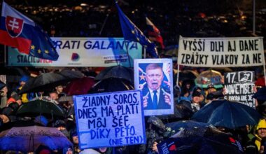 Tienduizenden Slowaken protesteren tegen premier Fico tijdens revolutieherdenking