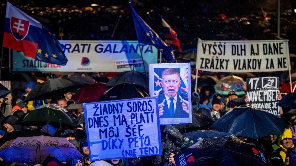 Tienduizenden Slowaken protesteren tegen premier Fico tijdens revolutieherdenking
