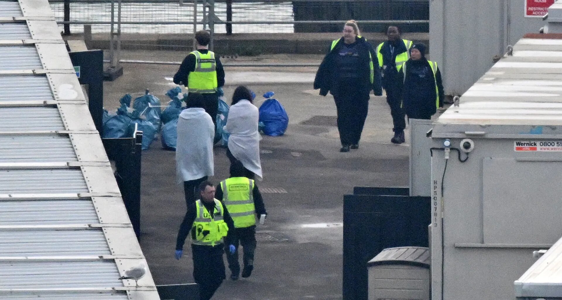 Britten willen vluchtelingen hun sieraden afpakken - Joop