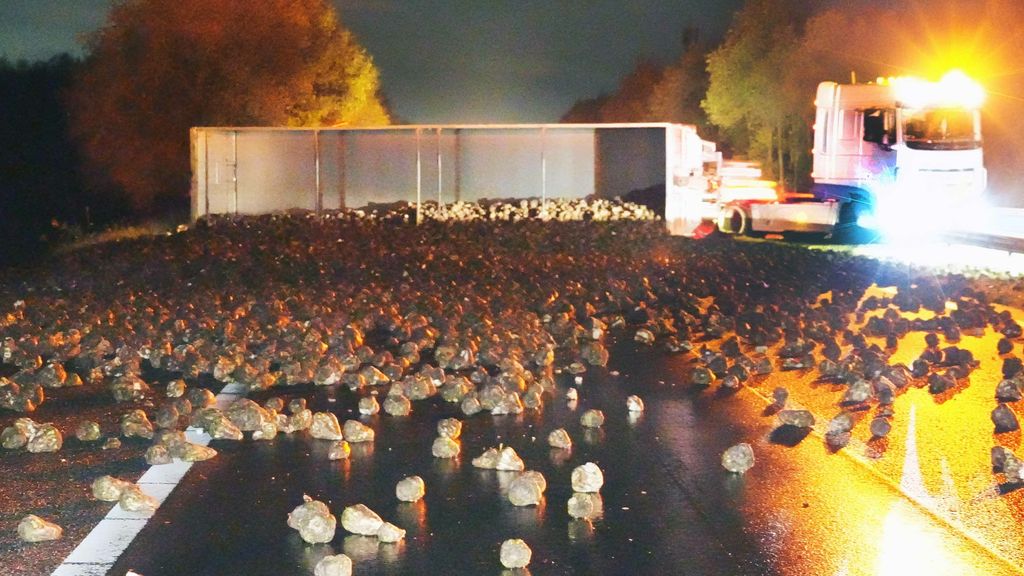 Duizenden suikerbieten op A28 na ongeluk vrachtwagen