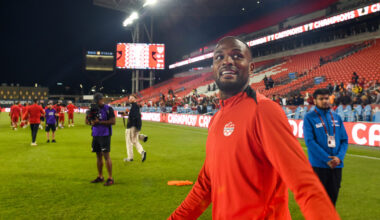Larin raakt geblesseerd bij Canadees elftal en keert vervroegd terug naar Feye...
