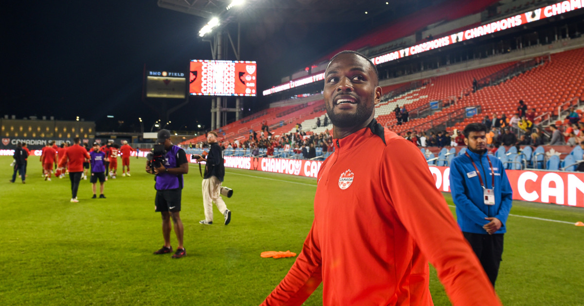 Larin raakt geblesseerd bij Canadees elftal en keert vervroegd terug naar Feye...