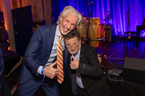 Radboudumc-neuroloog Bas Bloem ontvangt internationale prijs voor parkinsononderzoek - Pritzker Prize van Michael J. Fox Foundation voor persoonsgerichte zorg