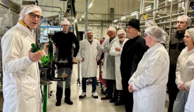 Laatste Groningse Hooghoudt-jenever van de band gerold: 'Het doet pijn'