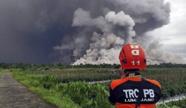 Vulkaanuitbarsting op Java, Semeru spuwt rook en as 2 kilometer hoog