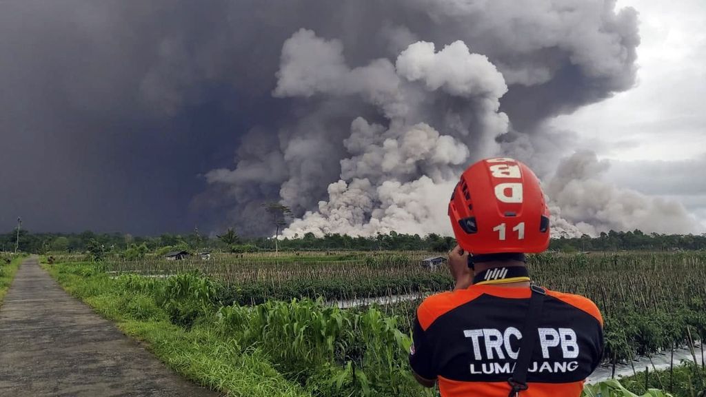 Vulkaanuitbarsting op Java, Semeru spuwt rook en as 2 kilometer hoog