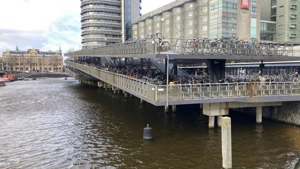 Sloop in het oog springende fietsflat bij Amsterdam CS begint maandag