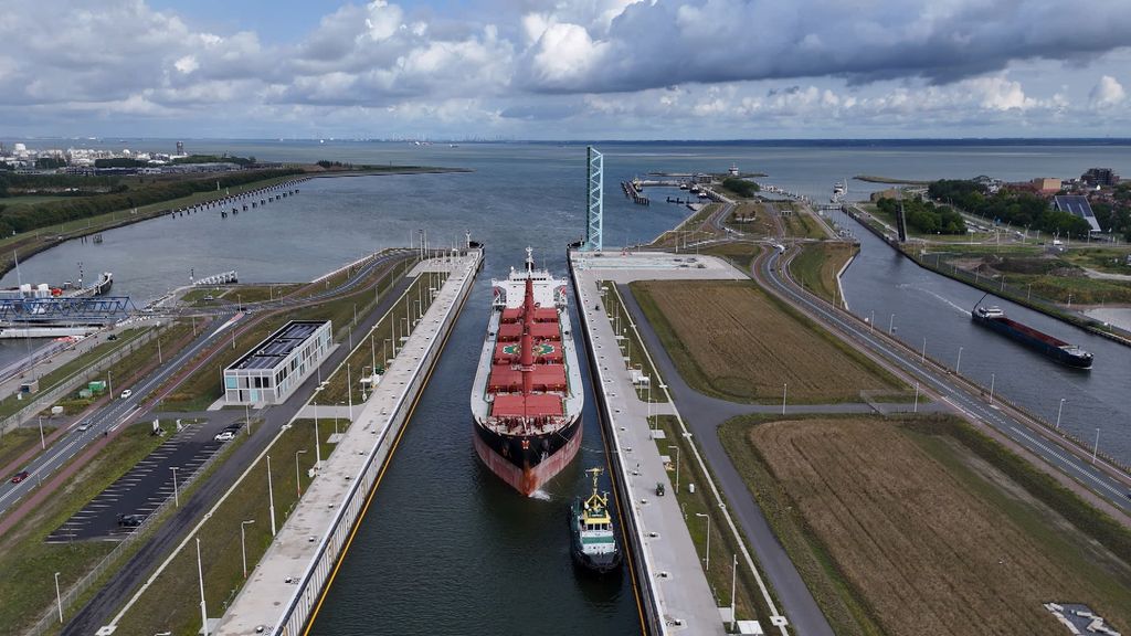 Drones gezien boven havengebied Terneuzen, politie vindt niets
