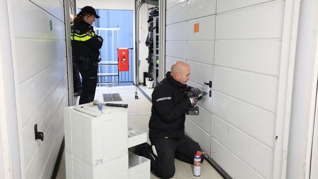 10.000 sloffen sigaretten ontdekt bij inval opslagboxen Den Haag