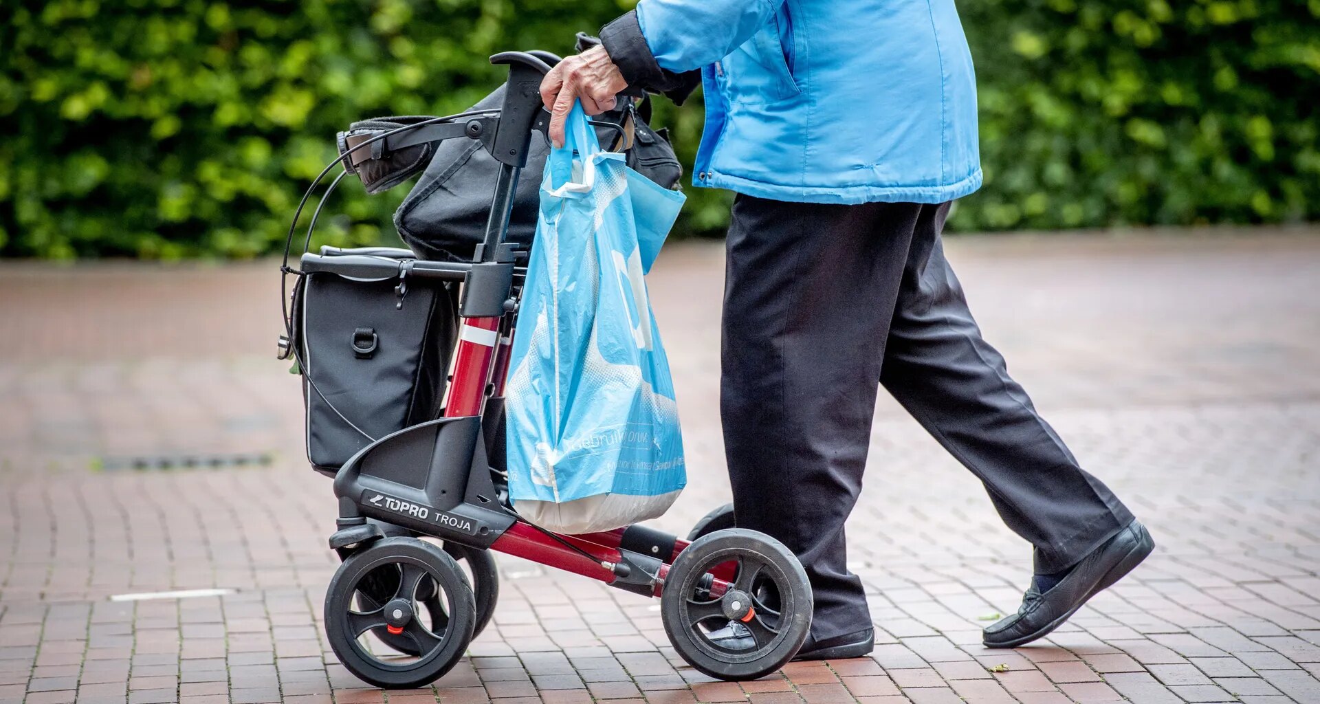 Het mantra ‘zo lang mogelijk thuis blijven wonen’ is niet houdbaar - Joop