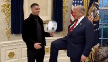 Donald Trump (r.) heeft een AI-filmpje gedeeld waarin hij een potje hooghoudt met de Portugese voetballer Cristiano Ronaldo (l.).