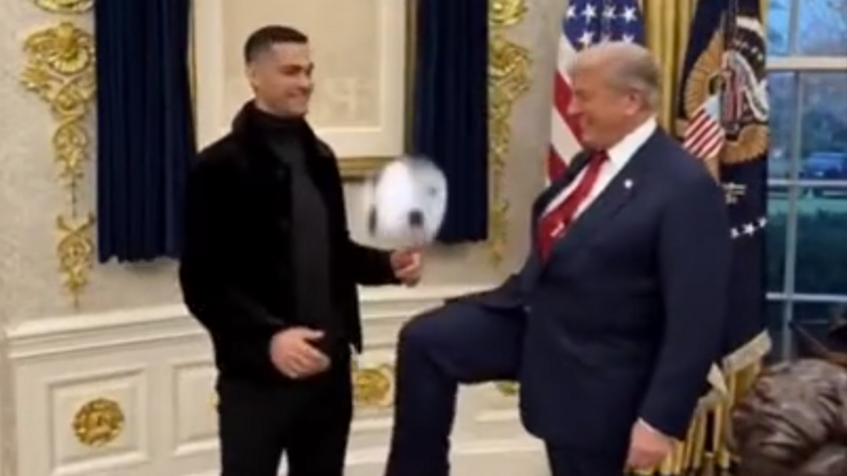 Donald Trump (r.) heeft een AI-filmpje gedeeld waarin hij een potje hooghoudt met de Portugese voetballer Cristiano Ronaldo (l.).