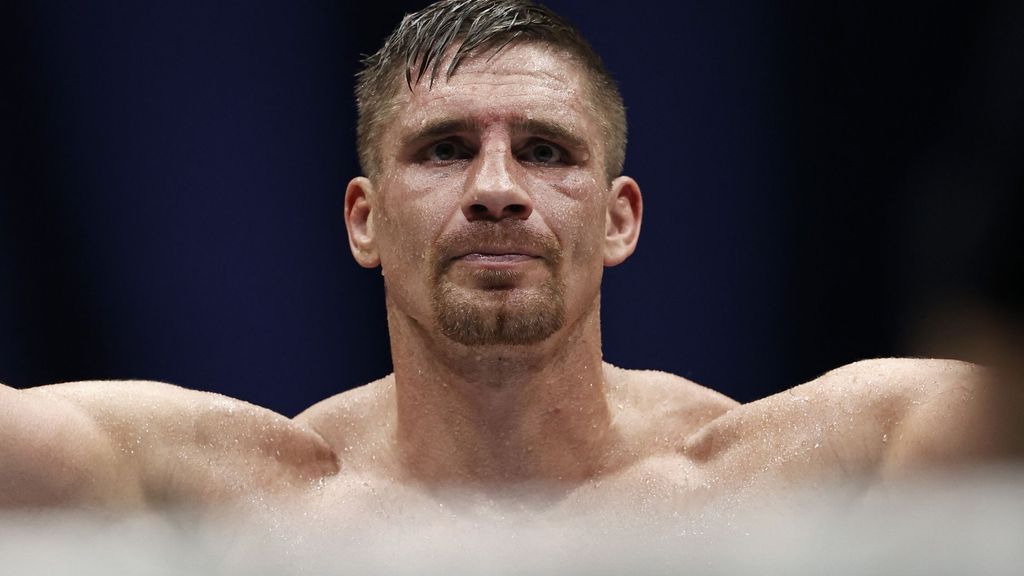 Kickbokser Verhoeven doet vrijwillig afstand van wereldtitel en stopt bij Glory