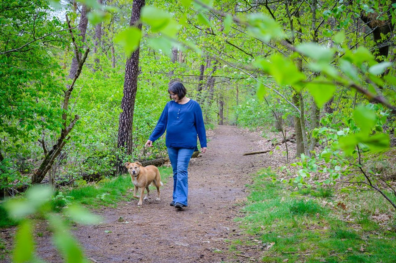 Annerose tijdens een wandeling in haar favoriete plek: het bos (eigen foto)