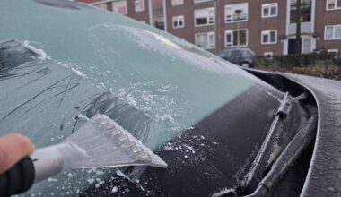Op veel plekken in Nederland moest vanochtend het ijs van de voorruit gekrabd worden.