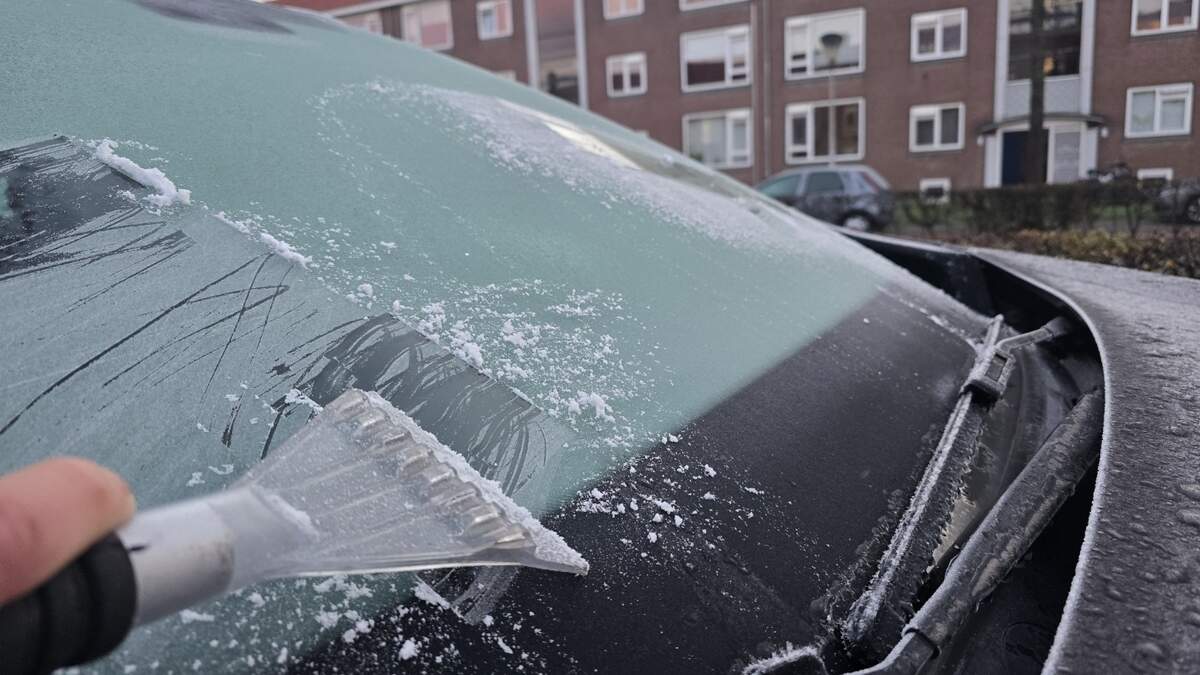 Op veel plekken in Nederland moest vanochtend het ijs van de voorruit gekrabd worden.