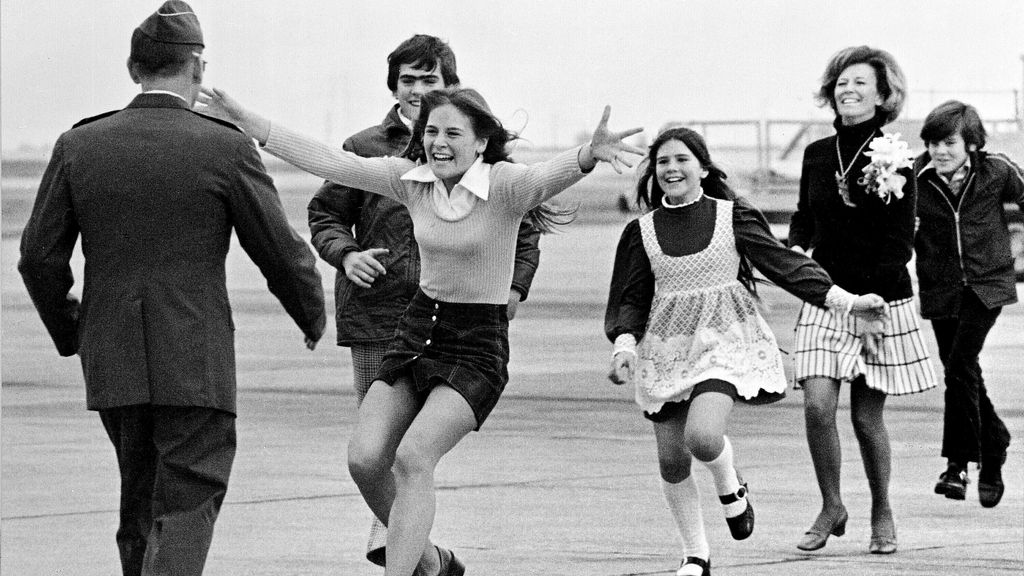 Vietnam-krijgsgevangene Stirm overleden, beroemd van foto thuiskomst