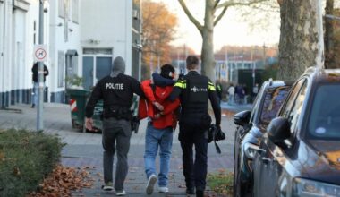 Drie aanhoudingen na bommelding in trein bij Hilversum, treinverkeer hervat | De Gooi