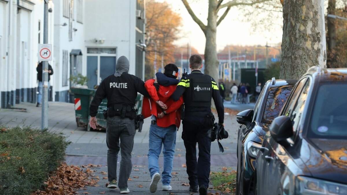 Drie aanhoudingen na bommelding in trein bij Hilversum, treinverkeer hervat | De Gooi