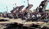 Storten van beton in 1966.bij de aanleg van de Nieuwe Haven in Paramaribo. 