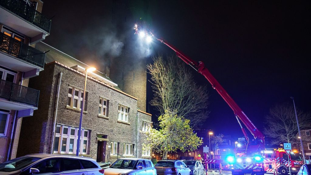 Veel rook bij brand in pastorie naast kerk in Schiedam