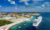 Een cruiseschip ligt in de haven van Willemstad. De toerisme-industrie vreest dat door de spanningen in het gebied toeristen wegblijven.