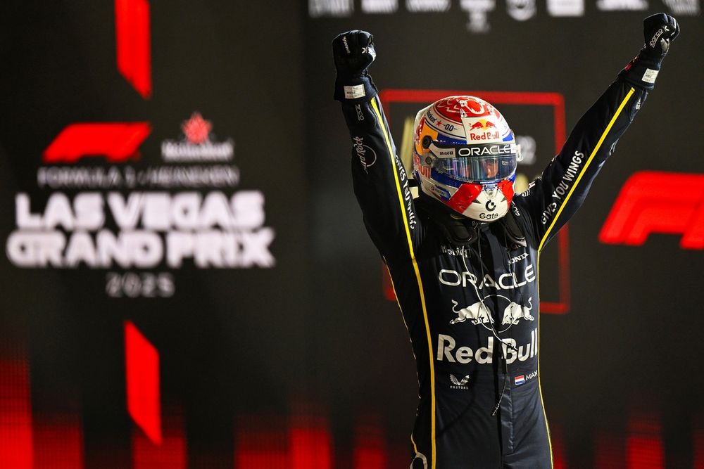 Max Verstappen is door zijn zege en de McLaren-diskwalificatie nog nadrukkelijker in de titelstrijd gekomen.