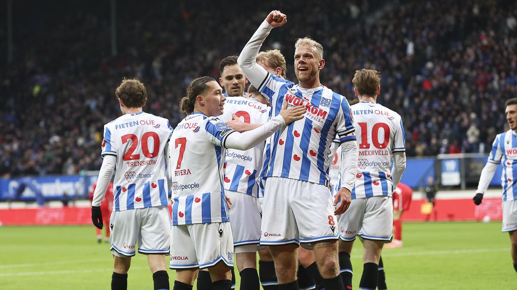 Sterk Heerenveen overklast AZ met mooie goals en maakt sprong op ranglijst