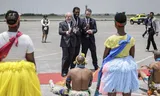 De Braziliaanse president Luiz Inacio 'Lula' da Silva (midden, links) kijkt naar het optreden van de culturele groep Umzekelo na aankomst in Zuid-Afrika voor de G20. 