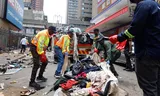 Agenten en vuilnismannen verwijderen slaapplekken en bezittingen van daklozen in Johannesburg. 
